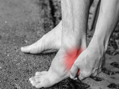 脚后跟总开裂？医生：不止缺水，4种疾病或已潜藏
