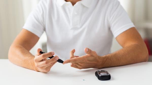 糖尿病真正要命的不是血糖高：65岁后最危险的3种并发症，拖成失能还可能截肢