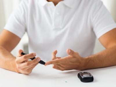 糖尿病真正要命的不是血糖高：65岁后最危险的3种并发症，拖成失能还可能截肢