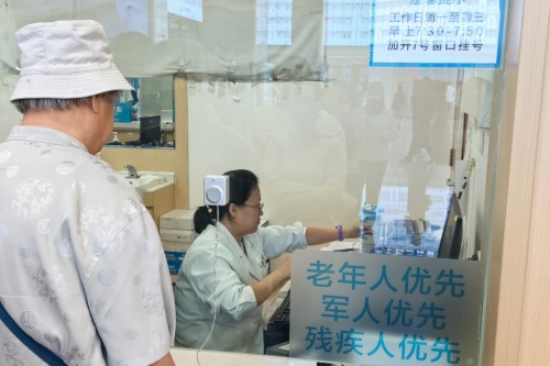 一座“桥”,暖了银龄就医路-易网<a href=/ target=_blank class=infotextkey>健康养生</a>网 一座“桥”,暖了银龄就医路
