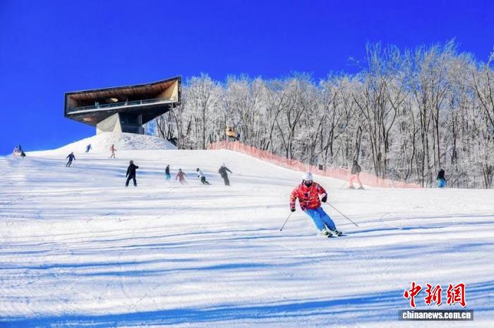 “空中ICU”护航长春大冬会雪上赛事 直升机搭建极速生命通道-易网健康<a href=/jkys/ target=_blank class=infotextkey>养生</a>网 “空中ICU”护航长春大冬会雪上赛事 直升机搭建极速生命通道