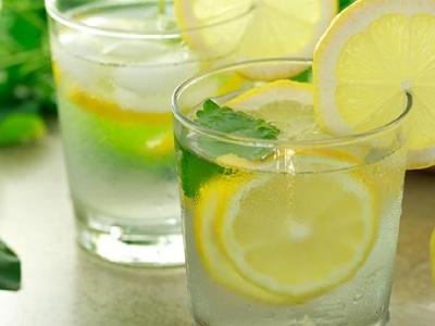 高血脂坚持多喝水有用？医生发现：6种变化悄悄发生，你察觉了吗