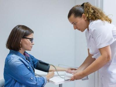 不少高血压患者“按时吃药”也会突然倒下！家里常犯这2个错，可能在害你