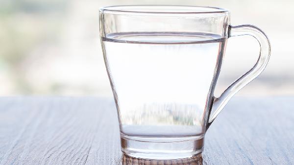 血栓是喝水喝出来的？提醒：55岁后不想血管堵塞，3种水不能多喝