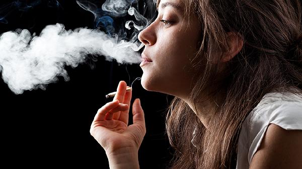 医生发现:成功戒烟的老人,不出几个月,身体或会有这5个改变-易网健康<a href=/jkys/ target=_blank class=infotextkey>养生</a>网 医生发现:成功戒烟的老人,不出几个月,身体或会有这5个改变