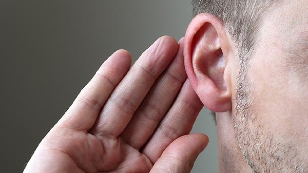耳朵上长了个小疙瘩，不痛不痒？医生提醒：这可能是“痛风石”，很多人都想不到