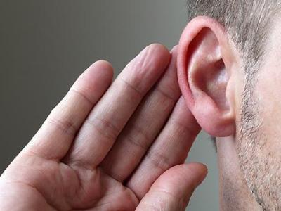 耳朵上长了个小疙瘩，不痛不痒？医生提醒：这可能是“痛风石”，很多人都想不到