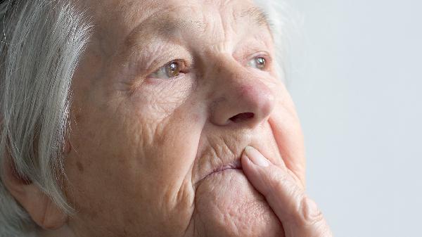 眼部皱纹要如何除去-易网<a href=/ target=_blank class=infotextkey>健康养生</a>网 眼部皱纹要如何除去
